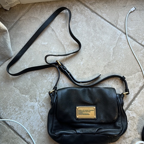 Marc jacobs cross body. Black with gold hardware - Picture 3 of 7